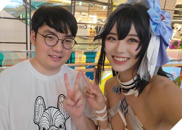 LMHT: BeryL chụp ảnh cùng một nữ cosplayer xinh đẹp, hóa ra cô từng xuất hiện trong bức ảnh huyền thoại của Faker 2