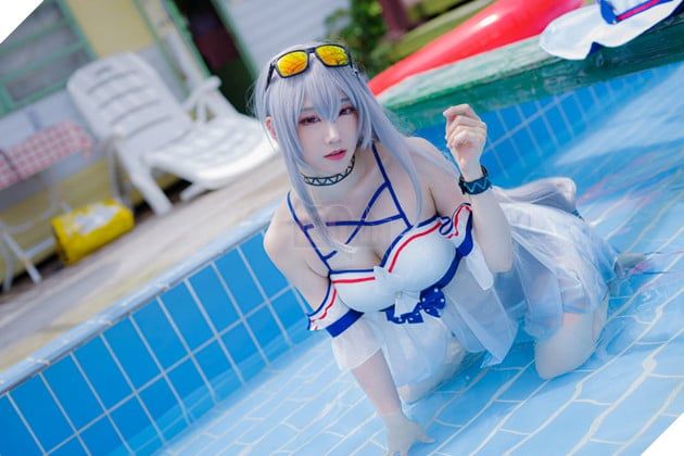 Thưởng thức bộ ảnh cosplay của Skadi trong trang phục Coral Coast trong Arknights mà không cần chỉnh sửa.