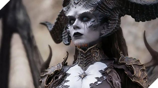 Cosplayer nữ thực hiện bộ ảnh cosplay Lilith sống động mà không cần chỉnh sửa