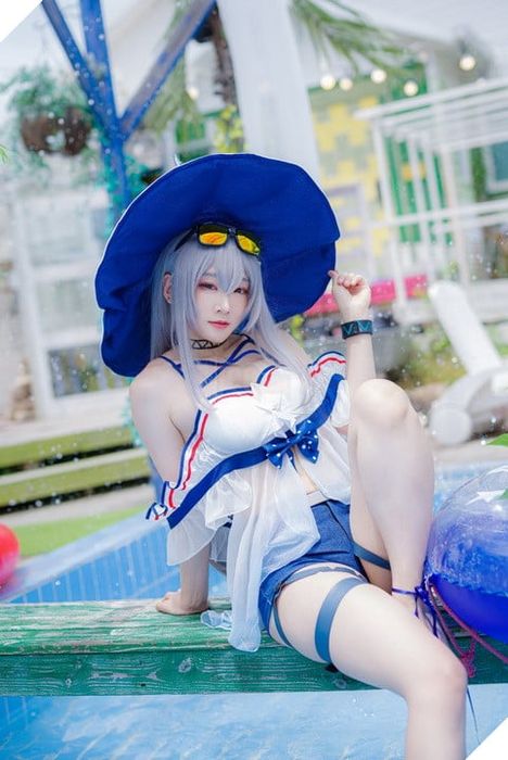 Thưởng thức bộ ảnh cosplay của Skadi trong trang phục Coral Coast trong Arknights mà không cần chỉnh sửa.