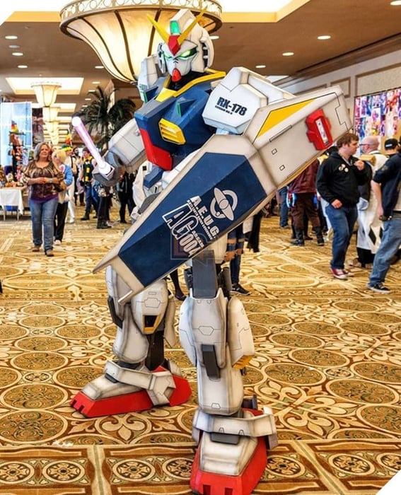 biến thành người máy gundam