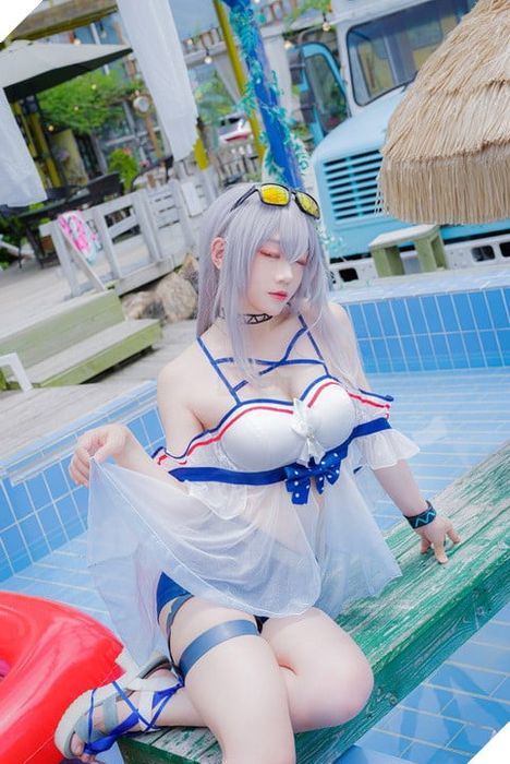 Một trải nghiệm tuyệt vời khi ngắm nhìn bộ ảnh cosplay của Skadi trong trang phục Coral Coast trong Arknights, không cần chỉnh sửa.