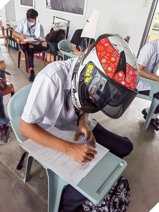 Sinh viên Philippines sáng tạo loạt mũ chống gian lận siêu hài hước và độc đáo