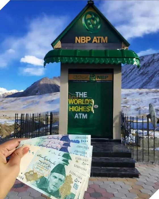 Một chiếc máy ATM đơn độc đặt tại đỉnh đèo cao nhất thế giới 5