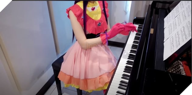 Pan Piano gây sốc khi biến hình thành Ai Hoshino và thay đổi trang phục trực tiếp trong video của mình