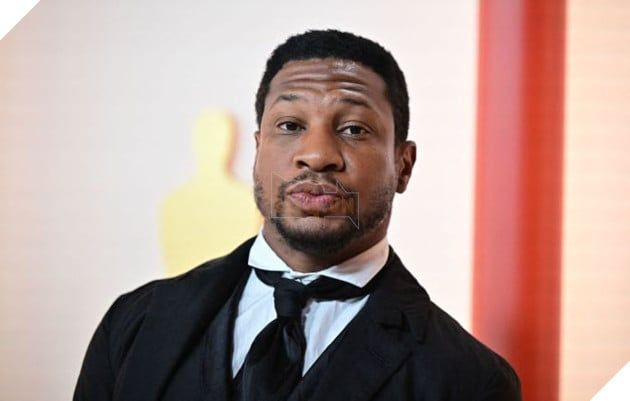 Nam diễn viên Mỹ Jonathan Majors tham dự Lễ trao giải Oscar thường niên lần thứ 95 tại Nhà hát Dolby ở Hollywood, California vào ngày 12 tháng 3 năm 2023. (Ảnh của Frederic J. Brown / AFP) (Ảnh của FREDERIC J. BROWN/AFP qua Getty Images)