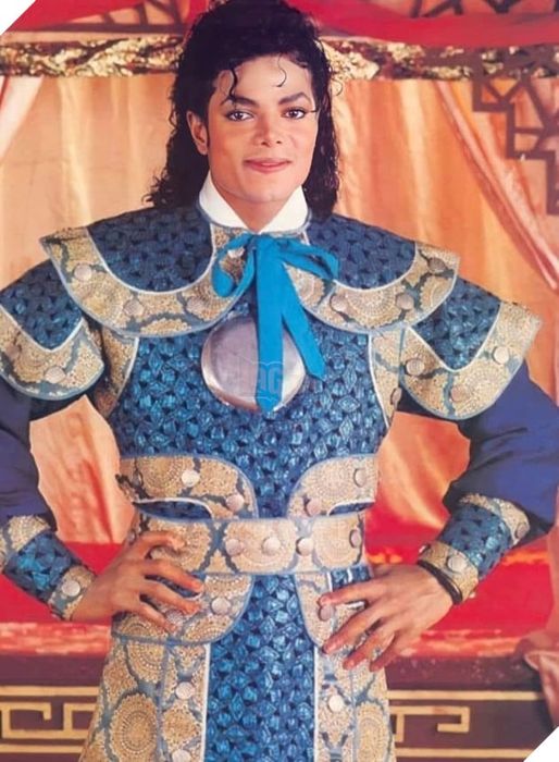 Michael Jackson, vị hoàng đế của âm nhạc Pop, lộng lẫy trong trang phục cổ trang Trung Hoa.