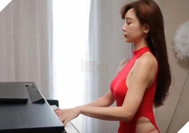 Nữ diễn viên đánh piano khỏa thân