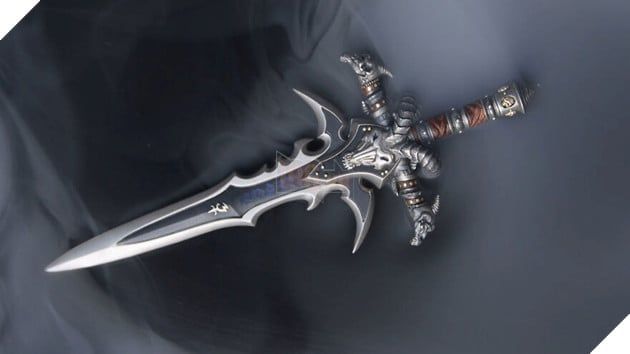 Người fan dành hơn 700 giờ để tạo ra thanh Frostmourne siêu chi tiết trong thế giới của Warcraft