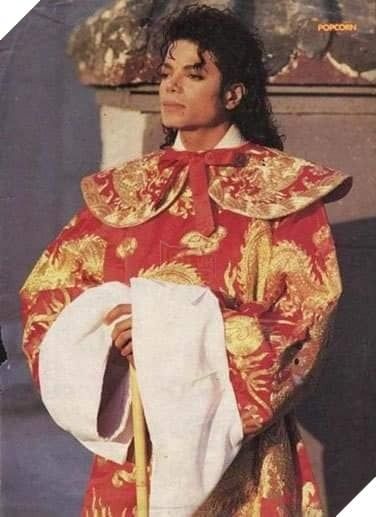 Michael Jackson, vị hoàng đế của âm nhạc Pop, xuất hiện trong trang phục truyền thống của Trung Quốc.