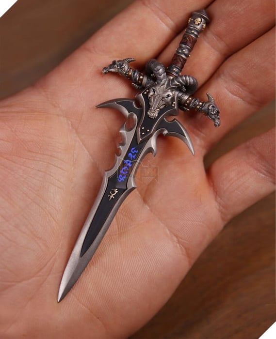 Người fan đã dành hơn 700 giờ để tạo ra thanh Frostmourne siêu chi tiết trong thế giới của Warcraft