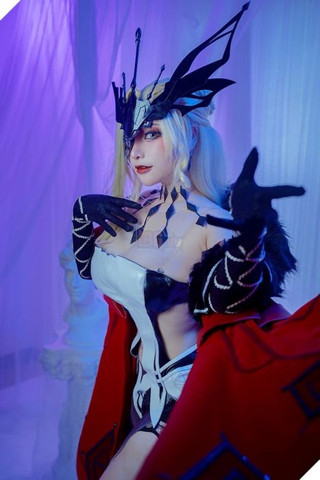 Bộ cosplay Signora trong Genshin Impact thể hiện sự giống y hệt với bản gốc