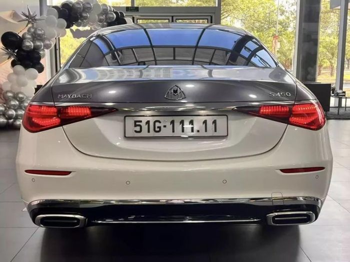 Xe Mercedes-Maybach S450 ‘xứng đôi’ bên biển số 51G-111.11 456725 được coi là biểu tượng của sự sang trọng.