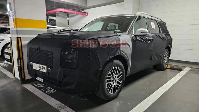 Hyundai Palisade 2026 lần đầu tiên xuất hiện: Thiết kế có nhiều thay đổi, hình dáng giống Santa Fe 2025.