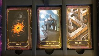 Ba lá bài từ The Deck of Many Things, trong một chiếc hộp đen