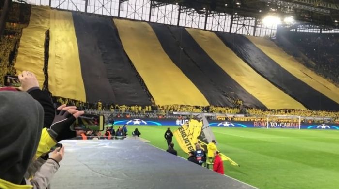Khán đài tại sân Signal Iduna Park từ lâu đã nổi tiếng với sự nhiệt huyết, đam mê bóng đá, và tình yêu với CLB Dortmund.