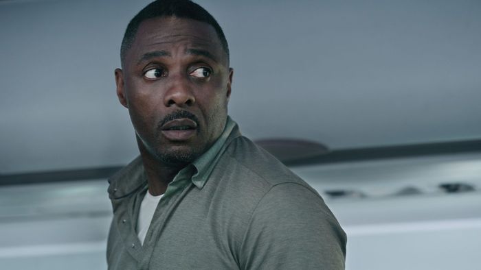 Idris Elba trong Hijack