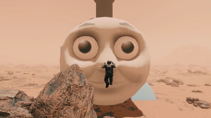 Gương mặt khổng lồ của Thomas The Tank Engine hiện vẫn nở nụ cười khi nhìn xuống một nhân vật trong Starfield.