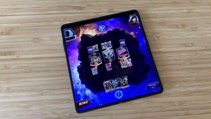Honor Magic V2 chơi Marvel Snap trên một bàn làm bằng gỗ
