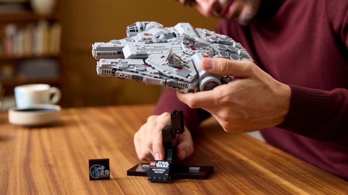 Bộ Lego Millennium Falcon đặt trên một cái giá, đang được đặt vào vị trí