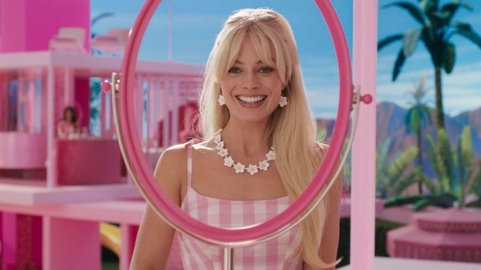Margot Robbie ngồi trước gương trong suốt trong Barbie