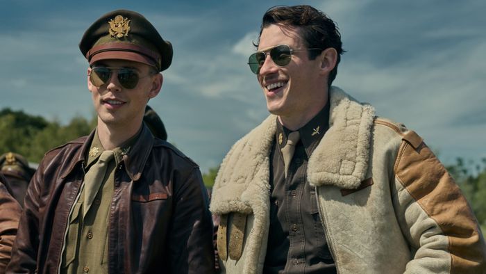 Austin Butler và Callum Turner trong Masters of the Air