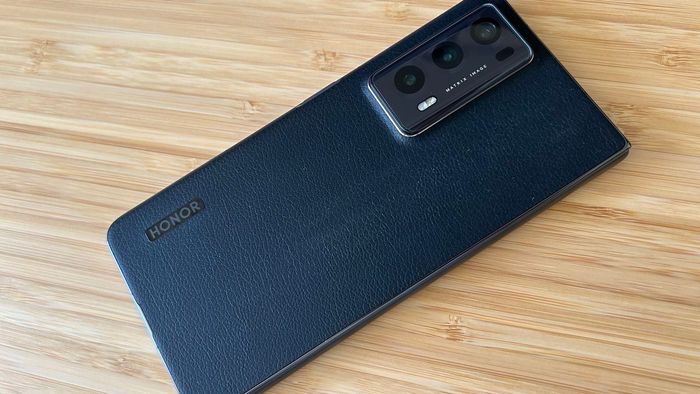Honor Magic V2 trong da PU đen từ phía sau