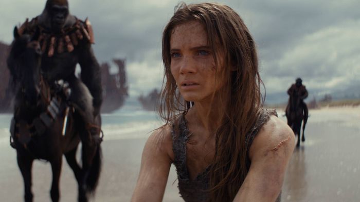 Freya Allan trong vai Mae trong Kingdom of the Planet of the Apes