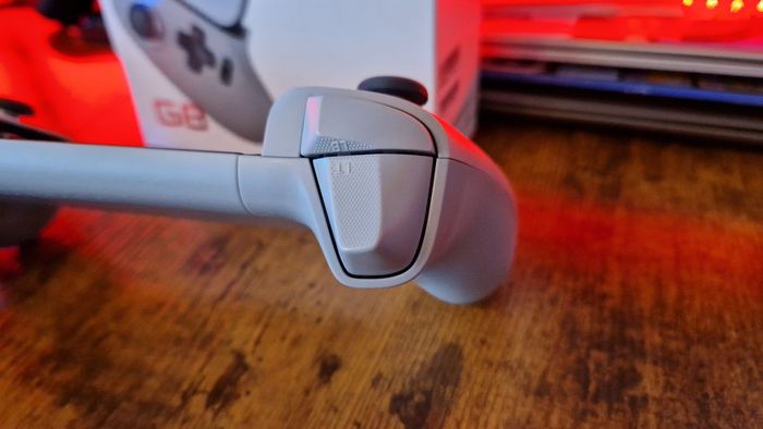 Các cần kích và nút vai của GameSir G8 Galileo