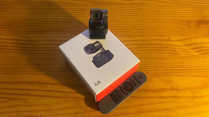 OBSbot Tiny 2 đặt trên đỉnh hộp của nó, nhìn lên máy ảnh