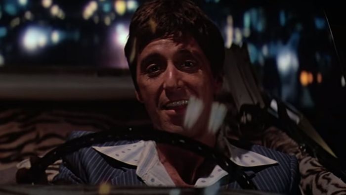 Tony Montana lái xe convertible của mình