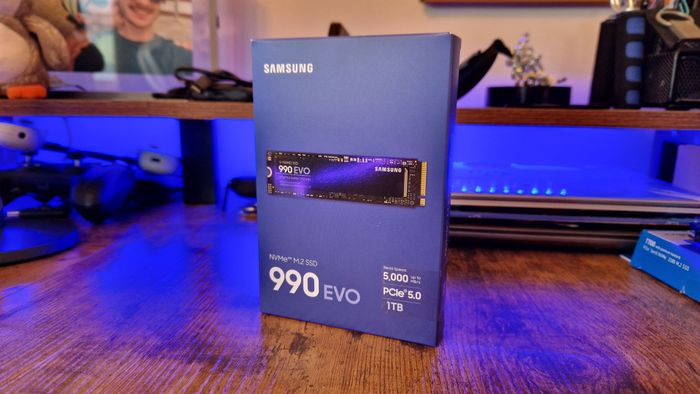 Hộp Samsung 990 EVO trước ánh sáng xanh