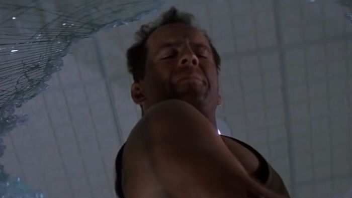 John McClane hét qua cửa sổ vỡ trong Die Hard