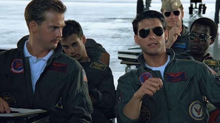Tom Cruise thư giãn trong bàn làm việc của mình trong Top Gun
