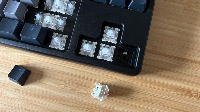 Bàn phím Drop CTRL V2 với các keycap và công tắc được gỡ bỏ để hiển thị PCB