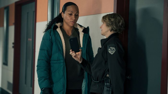 Kali Reis và Jodie Foster trong True Detective: Đất Nước Đêm