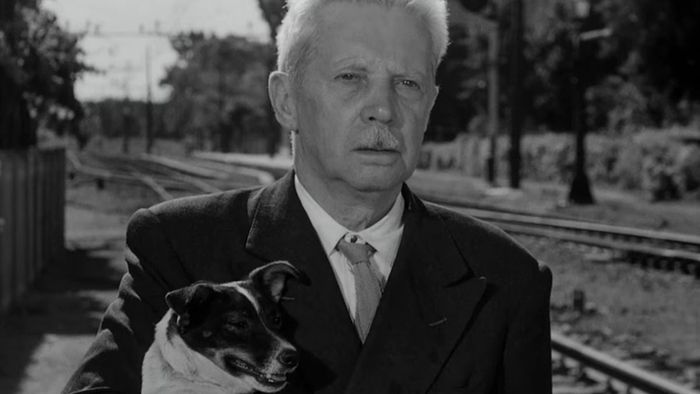 Carlo Battisi ôm chó của mình trên các con phố của Italy trong Umberto D.