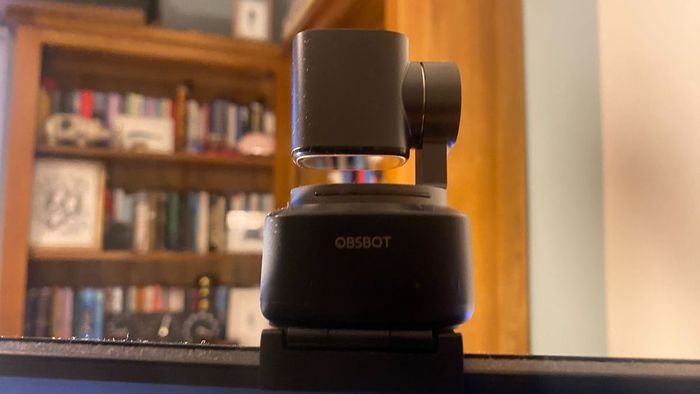 OBSbot Tiny 2 hướng xuống khi không sử dụng