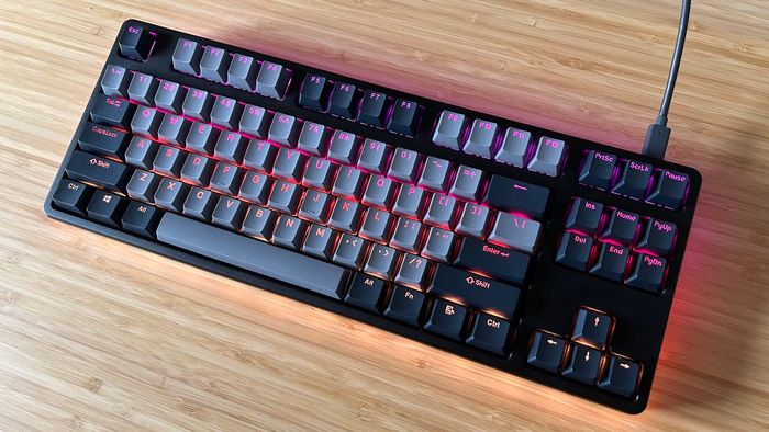 Bàn phím Drop CTRL V2 trên một bàn làm bằng gỗ với đèn nền RGB