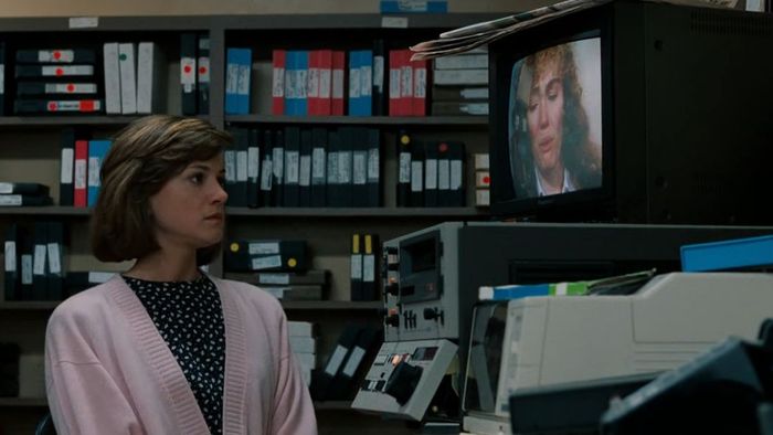 Holly Hunter xem trước một cuộn băng tin tức trong Broadcast News