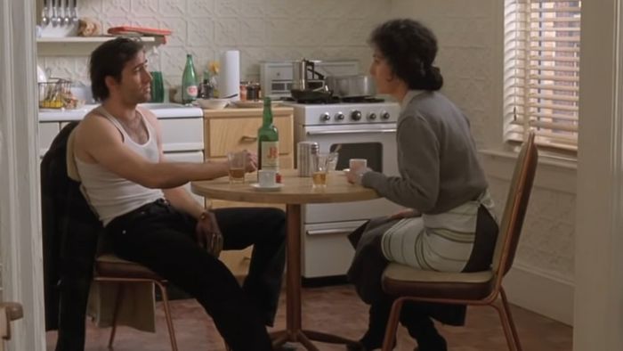 Nicholas Cage và Cher trong một căn bếp căn hộ ở New York trong Moonstruck