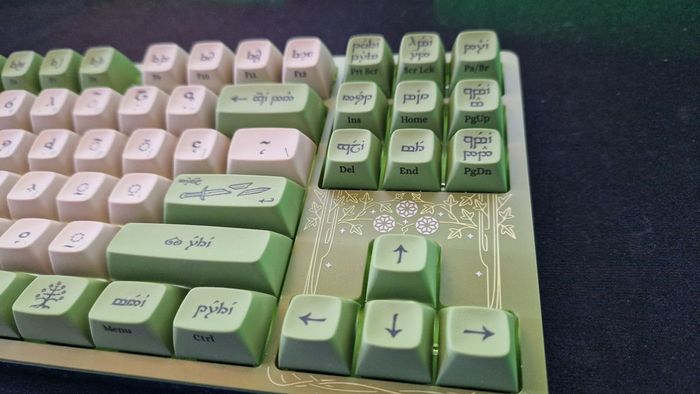 Đánh giá Bàn phím Drop + LOTR Elvish hiển thị phím mũi tên bên phải và dưới cùng