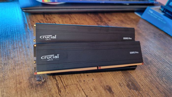 Crucial DDR5 Pro đứng trước ống kính máy ảnh trên một chân, hiển thị nhãn hiệu Crucial nhỏ