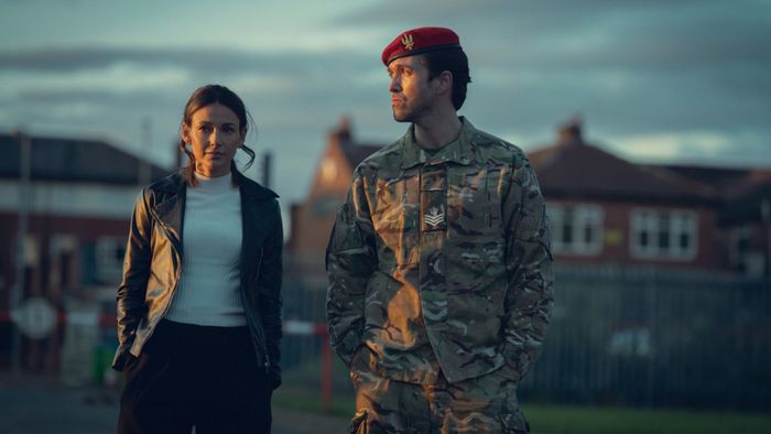Michelle Keegan và Emmett J. Scanlan trong Fool Me Once