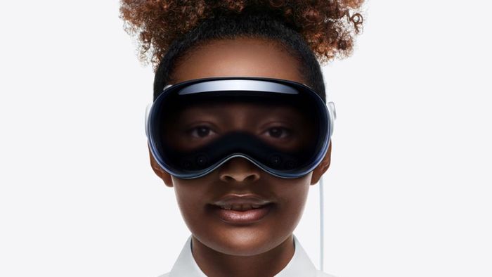 Hình ảnh tiếp thị của Apple Vision Pro cho thấy một người dùng và đôi mắt của họ thông qua kính đeo.