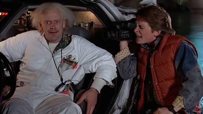 Bác sĩ và Marty bên trong DeLorean trong Back to the Future