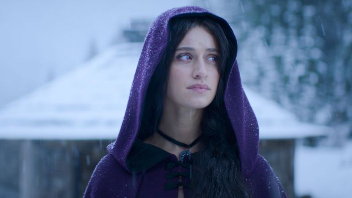 Anya Chalotra đóng vai Yennefer trong The Witcher