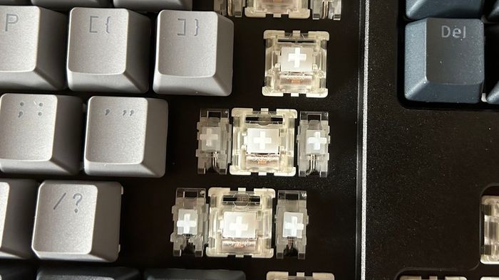 Drop CTRL V2 với keycap được gỡ bỏ để hiển thị công tắc và bộ ổn định
