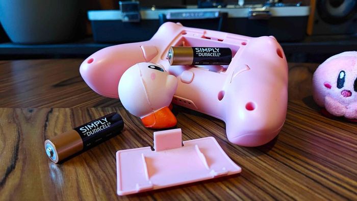 Bộ điều khiển không dây Kirby của PowerA cho Switch với Kirby đồ chơi chèn pin vào phía sau