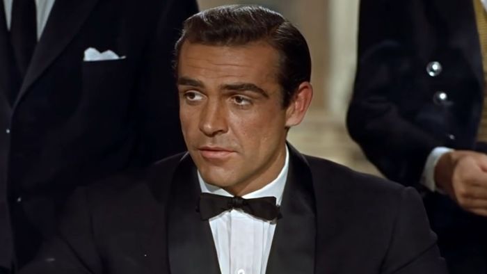 Sean Connery trong vai James Bond lần đầu tiên trong Dr. No